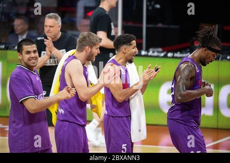 München, Deutschland. Juni 2020. Basketball: Bundesliga-Finalturnier, BG Göttingen - Hakro Merlins Crailsheim, Vorrunde, Gruppe A, 1. Spieltag im Audi Dome. Die Göttinger jubeln nach ihrem Sieg gegen Crailsheim. Quelle: Matthias Balk/dpa-Pool/dpa/Alamy Live News Stockfoto