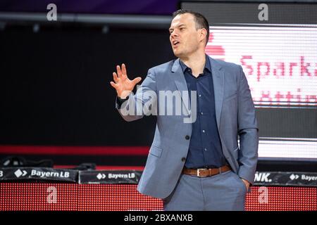 München, Deutschland. Juni 2020. Basketball: Bundesliga-Finalturnier, BG Göttingen - Hakro Merlins Crailsheim, Vorrunde, Gruppe A, 1. Spieltag im Audi Dome. Trainer Johan Rojakkers von Göttingen gestikuliert am Spielfeldrand. Quelle: Matthias Balk/dpa-Pool/dpa/Alamy Live News Stockfoto