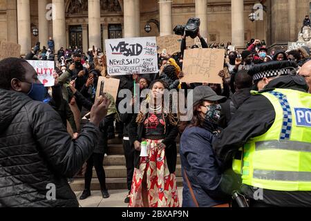 Samstag, 6. Juni 2020, Leeds, West Yorkshire, England. Hunderte von Menschen versammeln sich vor dem Rathaus der Stadt, um gegen Rassismus und Gewalt gegen BAME-Personen nach dem Tod von George Floyd in den USA zu protestieren. ©Ian Wray/Alamy Stockfoto