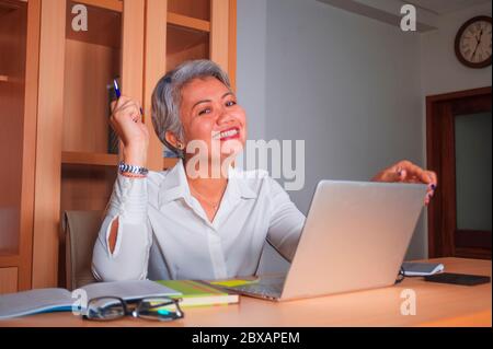 Corporate Job Lifestyle Porträt von glücklich und erfolgreich Attraktive mittleren Alters asiatische Frau arbeiten im Büro Laptop Computer Schreibtisch zufrieden und effic Stockfoto