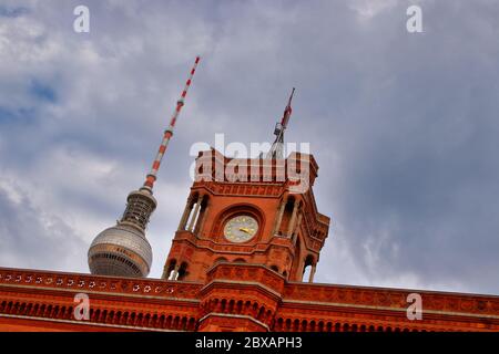 Berlin, Deutschland - 2019. Oktober 13 - das berühmte Rote Rathaus und der berliner fernsehturm an einem bewölkten Tag Stockfoto