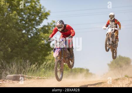 Ukraine, Kiew, 06.06.2020. Erster Schritt Golosievo-MX Pyrohiv-Kyiv Extreme Motocross MX Rider auf unbefestigten Spuren Stockfoto