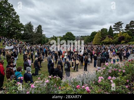 Tunbridge Wells, Großbritannien. Juni 2020. Schwarze Leben sind wichtig friedliche Proteste finden in Tunbridge Wells, Kent, England nach der Ermordung eines unbewaffneten Schwarzen in Amerika statt. Demonstranten marschieren hinunter zum Calverley-Gelände, wo ein ‘Kniel für George Floyd' stattfindet. George Floyd ein 46 Jahre alter schwarzer Mann, der am 25. Mai 2020 in Polizeigewahrsam in der US-Stadt Minneapolis starb, nachdem er wegen angeblicher Verwendung einer gefälschten 0 Notiz verhaftet wurde. Foto von Liam McAvoy. Kredit: Prime Media Images/Alamy Live News Stockfoto