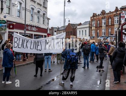 Tunbridge Wells, Großbritannien. Juni 2020. Schwarze Leben sind wichtig friedliche Proteste finden in Tunbridge Wells, Kent, England nach der Ermordung eines unbewaffneten Schwarzen in Amerika statt. George Floyd ein 46 Jahre alter schwarzer Mann, der am 25. Mai 2020 in Polizeigewahrsam in der US-Stadt Minneapolis starb, nachdem er wegen angeblicher Verwendung einer gefälschten 0 Notiz verhaftet wurde. Foto von Liam McAvoy. Kredit: Prime Media Images/Alamy Live News Stockfoto