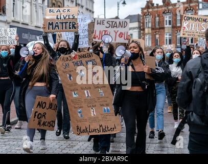 Tunbridge Wells, Großbritannien. Juni 2020. Schwarze Leben sind wichtig friedliche Proteste finden in Tunbridge Wells, Kent, England nach der Ermordung eines unbewaffneten Schwarzen in Amerika statt. George Floyd ein 46 Jahre alter schwarzer Mann, der am 25. Mai 2020 in Polizeigewahrsam in der US-Stadt Minneapolis starb, nachdem er wegen angeblicher Verwendung einer gefälschten 0 Notiz verhaftet wurde. Foto von Liam McAvoy. Kredit: Prime Media Images/Alamy Live News Stockfoto