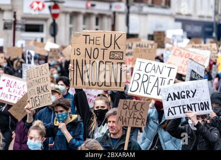 Tunbridge Wells, Großbritannien. Juni 2020. Schwarze Leben sind wichtig friedliche Proteste finden in Tunbridge Wells, Kent, England nach der Ermordung eines unbewaffneten Schwarzen in Amerika statt. George Floyd ein 46 Jahre alter schwarzer Mann, der am 25. Mai 2020 in Polizeigewahrsam in der US-Stadt Minneapolis starb, nachdem er wegen angeblicher Verwendung einer gefälschten 0 Notiz verhaftet wurde. Foto von Liam McAvoy. Kredit: Prime Media Images/Alamy Live News Stockfoto