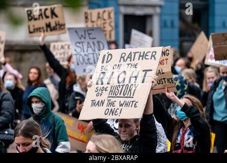 Tunbridge Wells, Großbritannien. Juni 2020. Schwarze Leben sind wichtig friedliche Proteste finden in Tunbridge Wells, Kent, England nach der Ermordung eines unbewaffneten Schwarzen in Amerika statt. George Floyd ein 46 Jahre alter schwarzer Mann, der am 25. Mai 2020 in Polizeigewahrsam in der US-Stadt Minneapolis starb, nachdem er wegen angeblicher Verwendung einer gefälschten 0 Notiz verhaftet wurde. Foto von Liam McAvoy. Kredit: Prime Media Images/Alamy Live News Stockfoto