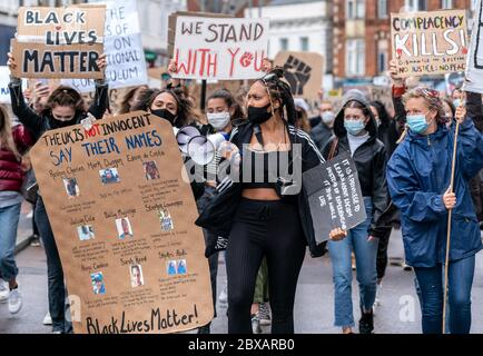 Tunbridge Wells, Großbritannien. Juni 2020. Schwarze Leben sind wichtig friedliche Proteste finden in Tunbridge Wells, Kent, England nach der Ermordung eines unbewaffneten Schwarzen in Amerika statt. George Floyd ein 46 Jahre alter schwarzer Mann, der am 25. Mai 2020 in Polizeigewahrsam in der US-Stadt Minneapolis starb, nachdem er wegen angeblicher Verwendung einer gefälschten 0 Notiz verhaftet wurde. Foto von Liam McAvoy. Kredit: Prime Media Images/Alamy Live News Stockfoto