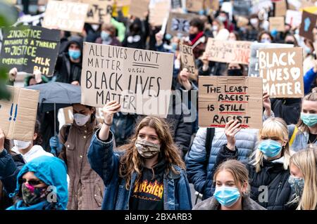 Tunbridge Wells, Großbritannien. Juni 2020. Schwarze Leben sind wichtig friedliche Proteste finden in Tunbridge Wells, Kent, England nach der Ermordung eines unbewaffneten Schwarzen in Amerika statt. George Floyd ein 46 Jahre alter schwarzer Mann, der am 25. Mai 2020 in Polizeigewahrsam in der US-Stadt Minneapolis starb, nachdem er wegen angeblicher Verwendung einer gefälschten 0 Notiz verhaftet wurde. Foto von Liam McAvoy. Kredit: Prime Media Images/Alamy Live News Stockfoto