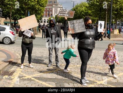 Großbritannien Schwarze Leben Materie Protestierenden mit Kindern spielen. Samstag, 6. Juni 2020, Leeds, West Yorkshire, England. Hunderte von Menschen versammeln sich vor dem Rathaus der Stadt, um gegen Rassismus und Gewalt gegen BAME-Personen zu protestieren, nachdem George Floyd in den USA gestorben ist. ©Ian Wray/Alamy Stockfoto