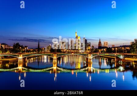 Schöner Blick auf Frankfurt am Main Downtown Skyline Stadtbild, Brücke mit Licht in der Dämmerung blaue Stunde Sonnenuntergang, Abend, Nacht. Europäische Finanzmittel Stockfoto