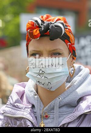 Manchester, Großbritannien. Juni 2020. Tausende von Demonstranten gehen in Solidarität mit der Bewegung "Black Lives Matter" nach dem Tod von George Floyd in Amerika auf die Straße. Die Demonstranten trotzten den Regierungsregeln über die Beschränkungen von Gruppen von nicht mehr als sechs Personen, sich zu versammeln. Die meisten Demonstranten trugen Masken, die während der Kovidenpandemie stattfinden. GROSSBRITANNIEN. Kredit: Barbara Cook/Alamy Live News Stockfoto