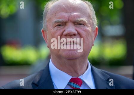 Moskau, Russland. 6. Juni 2020 der Führer der russischen Kommunistischen Partei Gennadi Sjuganov nahm an der Aktion Blumen auf dem russischen Dichter Alexandre Puschkin Denkmal in Moskau, Russland Stockfoto