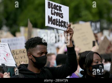 Manchester, Großbritannien. Juni 2020. Tausende von Demonstranten gehen in Solidarität mit der Bewegung "Black Lives Matter" nach dem Tod von George Floyd in Amerika auf die Straße. Die Demonstranten trotzten den Regierungsregeln über die Beschränkungen von Gruppen von nicht mehr als sechs Personen, sich zu versammeln. Die meisten Demonstranten trugen Masken, die während der Kovidenpandemie stattfinden. GROSSBRITANNIEN. Kredit: Barbara Cook/Alamy Live News Stockfoto