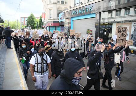 Manchester, Großbritannien. Juni 2020. Tausende von Demonstranten gehen in Solidarität mit der Bewegung "Black Lives Matter" nach dem Tod von George Floyd in Amerika auf die Straße. Die Demonstranten trotzten den Regierungsregeln über die Beschränkungen von Gruppen von nicht mehr als sechs Personen, sich zu versammeln. Die meisten Demonstranten trugen Masken, die während der Kovidenpandemie stattfinden. GROSSBRITANNIEN. Kredit: Barbara Cook/Alamy Live News Stockfoto