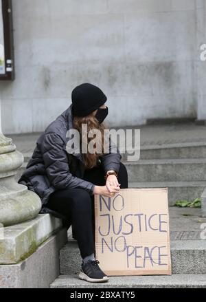 Manchester, Großbritannien. Juni 2020. Tausende von Demonstranten gehen in Solidarität mit der Bewegung "Black Lives Matter" nach dem Tod von George Floyd in Amerika auf die Straße. Die Demonstranten trotzten den Regierungsregeln über die Beschränkungen von Gruppen von nicht mehr als sechs Personen, sich zu versammeln. Die meisten Demonstranten trugen Masken, die während der Kovidenpandemie stattfinden. GROSSBRITANNIEN. Kredit: Barbara Cook/Alamy Live News Stockfoto