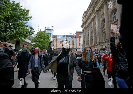 Manchester, Großbritannien. Juni 2020. Tausende von Demonstranten gehen in Solidarität mit der Bewegung "Black Lives Matter" nach dem Tod von George Floyd in Amerika auf die Straße. Die Demonstranten trotzten den Regierungsregeln über die Beschränkungen von Gruppen von nicht mehr als sechs Personen, sich zu versammeln. Die meisten Demonstranten trugen Masken, die während der Kovidenpandemie stattfinden. GROSSBRITANNIEN. Kredit: Barbara Cook/Alamy Live News Stockfoto