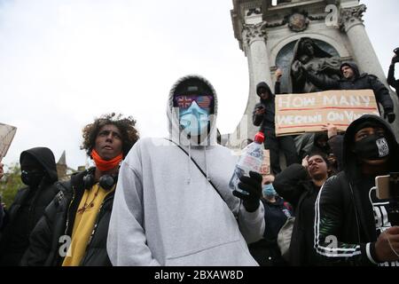 Manchester, Großbritannien. Juni 2020. Tausende von Demonstranten gehen in Solidarität mit der Bewegung "Black Lives Matter" nach dem Tod von George Floyd in Amerika auf die Straße. Die Demonstranten trotzten den Regierungsregeln über die Beschränkungen von Gruppen von nicht mehr als sechs Personen, sich zu versammeln. Die meisten Demonstranten trugen Masken, die während der Kovidenpandemie stattfinden. GROSSBRITANNIEN. Kredit: Barbara Cook/Alamy Live News Stockfoto