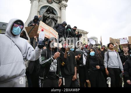 Manchester, Großbritannien. Juni 2020. Tausende von Demonstranten gehen in Solidarität mit der Bewegung "Black Lives Matter" nach dem Tod von George Floyd in Amerika auf die Straße. Die Demonstranten trotzten den Regierungsregeln über die Beschränkungen von Gruppen von nicht mehr als sechs Personen, sich zu versammeln. Die meisten Demonstranten trugen Masken, die während der Kovidenpandemie stattfinden. GROSSBRITANNIEN. Kredit: Barbara Cook/Alamy Live News Stockfoto