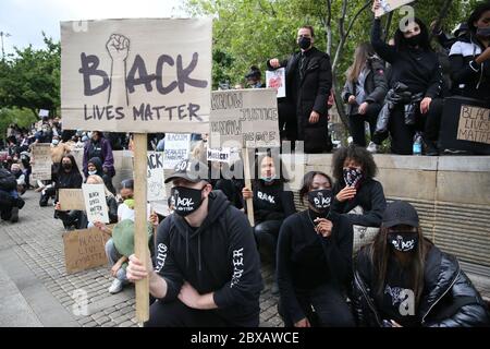 Manchester, Großbritannien. Juni 2020. Tausende von Demonstranten gehen in Solidarität mit der Bewegung "Black Lives Matter" nach dem Tod von George Floyd in Amerika auf die Straße. Die Demonstranten trotzten den Regierungsregeln über die Beschränkungen von Gruppen von nicht mehr als sechs Personen, sich zu versammeln. Die meisten Demonstranten trugen Masken, die während der Kovidenpandemie stattfinden. GROSSBRITANNIEN. Kredit: Barbara Cook/Alamy Live News Stockfoto