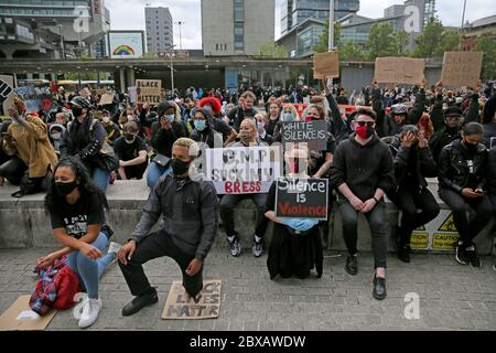 Manchester, Großbritannien. Juni 2020. Tausende von Demonstranten gehen in Solidarität mit der Bewegung "Black Lives Matter" nach dem Tod von George Floyd in Amerika auf die Straße. Die Demonstranten trotzten den Regierungsregeln über die Beschränkungen von Gruppen von nicht mehr als sechs Personen, sich zu versammeln. Die meisten Demonstranten trugen Masken, die während der Kovidenpandemie stattfinden. GROSSBRITANNIEN. Kredit: Barbara Cook/Alamy Live News Stockfoto