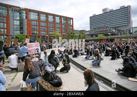 Manchester, Großbritannien. Juni 2020. Tausende von Demonstranten gehen in Solidarität mit der Bewegung "Black Lives Matter" nach dem Tod von George Floyd in Amerika auf die Straße. Die Demonstranten trotzten den Regierungsregeln über die Beschränkungen von Gruppen von nicht mehr als sechs Personen, sich zu versammeln. Die meisten Demonstranten trugen Masken, die während der Kovidenpandemie stattfinden. GROSSBRITANNIEN. Kredit: Barbara Cook/Alamy Live News Stockfoto