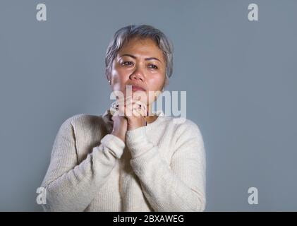 Dramatische Porträt der attraktiven traurig und deprimiert mittleren Alters asiatische Frau weinen hilflos leiden Depression Problem und Angst Krise in Schmerzen und Stockfoto