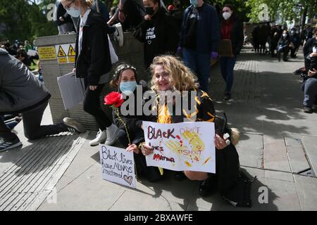 Manchester, Großbritannien. Juni 2020. Tausende von Demonstranten gehen in Solidarität mit der Bewegung "Black Lives Matter" nach dem Tod von George Floyd in Amerika auf die Straße. Die Demonstranten trotzten den Regierungsregeln über die Beschränkungen von Gruppen von nicht mehr als sechs Personen, sich zu versammeln. Die meisten Demonstranten trugen Masken, die während der Kovidenpandemie stattfinden. GROSSBRITANNIEN. Kredit: Barbara Cook/Alamy Live News Stockfoto