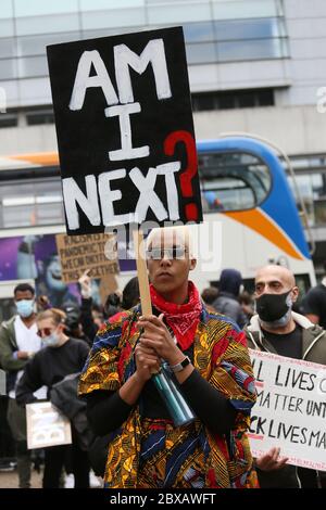 Manchester, Großbritannien. Juni 2020. Tausende von Demonstranten gehen in Solidarität mit der Bewegung "Black Lives Matter" nach dem Tod von George Floyd in Amerika auf die Straße. Die Demonstranten trotzten den Regierungsregeln über die Beschränkungen von Gruppen von nicht mehr als sechs Personen, sich zu versammeln. Die meisten Demonstranten trugen Masken, die während der Kovidenpandemie stattfinden. GROSSBRITANNIEN. Kredit: Barbara Cook/Alamy Live News Stockfoto