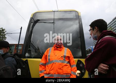 Manchester, Großbritannien. Juni 2020. Tausende von Demonstranten gehen in Solidarität mit der Bewegung "Black Lives Matter" nach dem Tod von George Floyd in Amerika auf die Straße. Die Demonstranten trotzten den Regierungsregeln über die Beschränkungen von Gruppen von nicht mehr als sechs Personen, sich zu versammeln. Die meisten Demonstranten trugen Masken, die während der Kovidenpandemie stattfinden. GROSSBRITANNIEN. Kredit: Barbara Cook/Alamy Live News Stockfoto