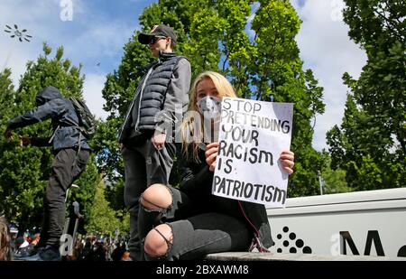 Manchester, Großbritannien. Juni 2020. Tausende von Demonstranten gehen in Solidarität mit der Bewegung "Black Lives Matter" nach dem Tod von George Floyd in Amerika auf die Straße. Die Demonstranten trotzten den Regierungsregeln über die Beschränkungen von Gruppen von nicht mehr als sechs Personen, sich zu versammeln. Die meisten Demonstranten trugen Masken, die während der Kovidenpandemie stattfinden. GROSSBRITANNIEN. Kredit: Barbara Cook/Alamy Live News Stockfoto