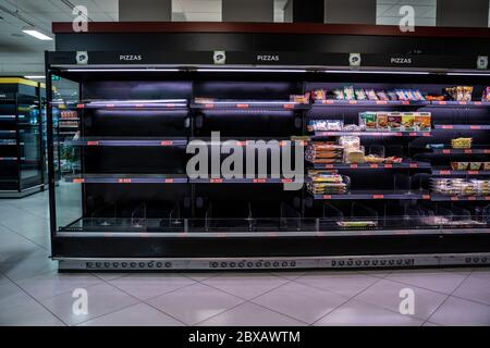 Coronavirus. Leerer Supermarkt wegen Panikkauf durch COVID-19 Krise verursacht. Mangel an Lebensmitteln und Grundversorgung in den Regalen. Malaga, Spanien - Marc Stockfoto