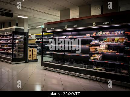 Coronavirus. Leerer Supermarkt wegen Panikkauf. Mangel an Lebensmitteln und Grundversorgung in den Regalen. Malaga, Spanien - 12. März 2020. Stockfoto