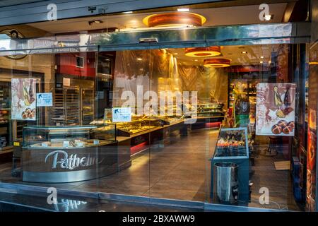 Coronavirus. Theke mit Kunststoff in einem Lebensmittelgeschäft während der COVID-19 Krise geschützt. Mit Desinfektionsmittel behandelter Raum. Malaga, Spanien - März 14, Stockfoto