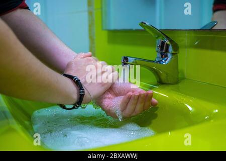 Hände richtig waschen. Hygienekonzept. Reiben mit Seife und Wasser. Grünes Waschbecken. Stockfoto
