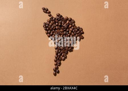 Karte von Südamerika mit Kaffeebohnen auf braunem Hintergrund gemacht Stockfoto