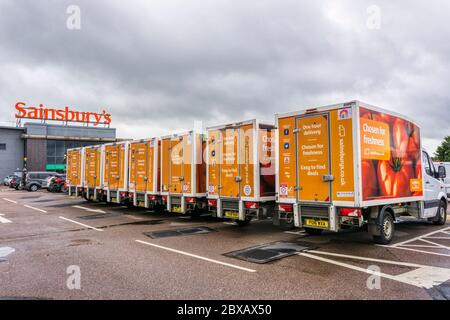 Sainsbury's Lieferwagen standen vor dem Supermarkt in King's Lynn, Norfolk. Stockfoto