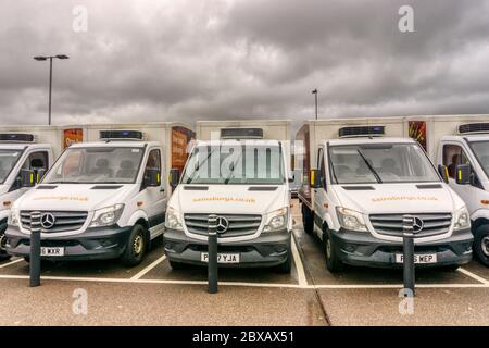 Sainsbury's Lieferwagen standen vor dem Supermarkt in King's Lynn, Norfolk. Stockfoto