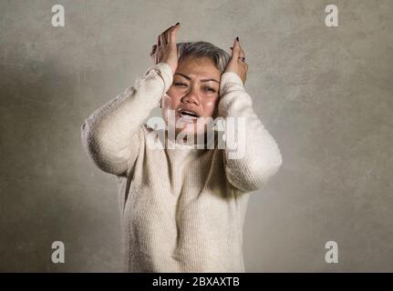 Dramatische Porträt der attraktiven traurig und deprimiert mittleren Alters asiatische Frau weinen hilflos leiden Depression Problem und Angst Krise in Schmerzen und Stockfoto