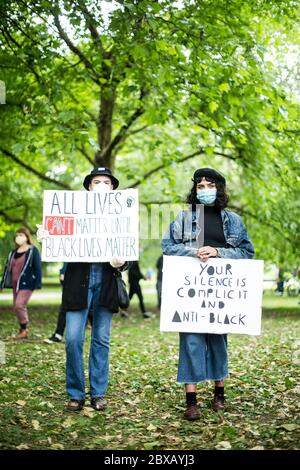 VEREINIGTES KÖNIGREICH, WALES. Juni 2020. Die Bürger von Cardiff versammeln sich im Bute Park, um während eines friedlichen Protestes Unterstützung für die Bewegung "Black Lives Matter (BLM)" zu zeigen. Stockfoto