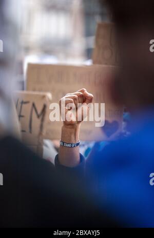 In einer Menge von Demonstranten zum ersten Mal beim Protest der Black Lives Matter UK, Parliament Square, London, England, Großbritannien Stockfoto