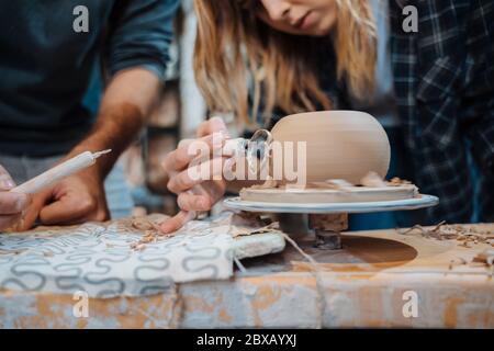 Herstellung eines handgefertigten Tontopf. Töpferunterricht, Hobby. Stockfoto