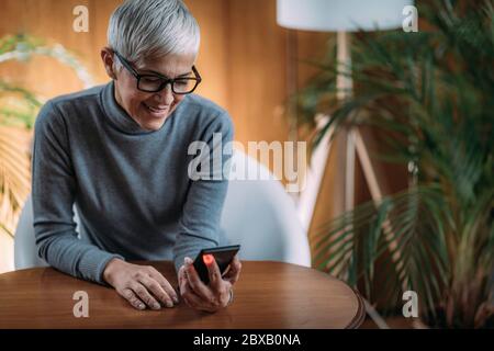 Messung der Herzfrequenz mit der Rückkamera auf einem Smartphone Stockfoto