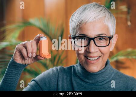 Ältere Frau mit einem Inhalator Stockfoto