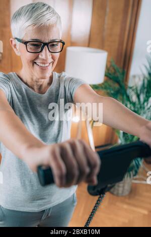 Messung der Körperzusammensetzung mit digitalem Waage-Monitor Stockfoto