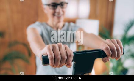 Messung der Körperzusammensetzung mit digitalem Waage-Monitor Stockfoto