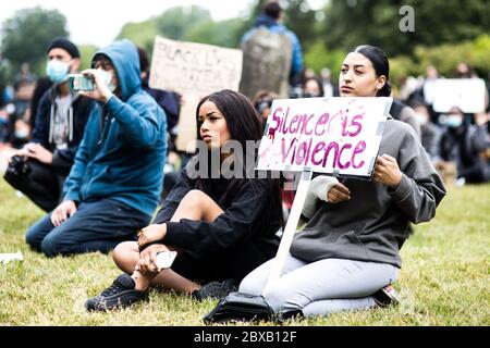 VEREINIGTES KÖNIGREICH, WALES. Juni 2020. Die Bürger von Cardiff versammeln sich im Bute Park, um während eines friedlichen Protestes Unterstützung für die Bewegung "Black Lives Matter (BLM)" zu zeigen. Stockfoto