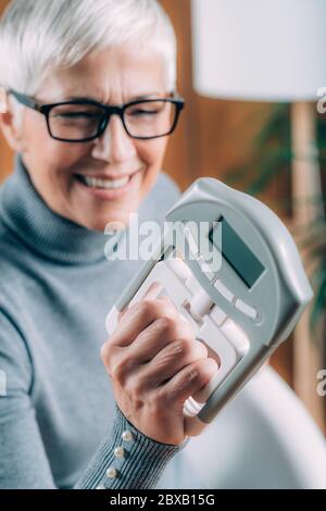 Digitaler Handgriff Dynamometer für die Festigkeitsmessung Stockfoto