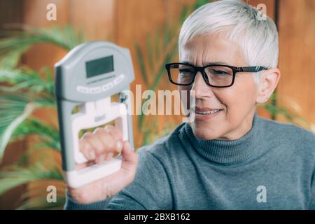 Verwendung von Handprüfstand für die Grifffestigkeitsprüfung Stockfoto