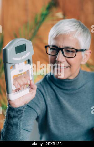 Verwendung von Handprüfstand für die Grifffestigkeitsprüfung Stockfoto